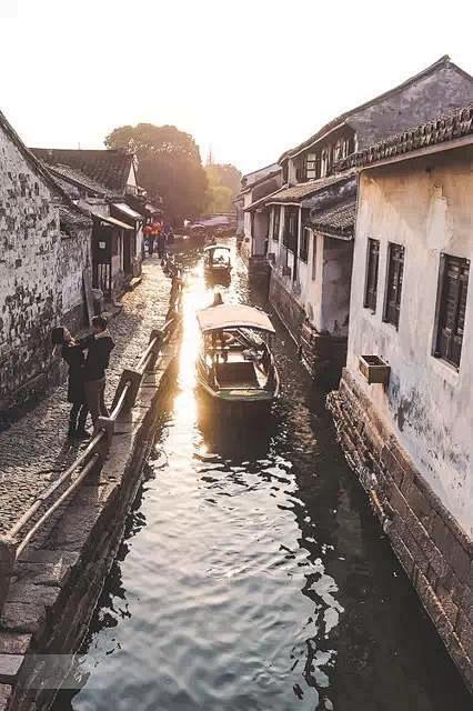 粉墙黛瓦即雪白的墙壁青黑的瓦江南民居青砖粉墙黛瓦形成质朴淡雅的