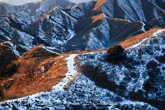 雪后炫彩的金山岭长城