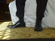 com 黑皮鞋皮尔卡丹黑袜一 -- 自拍皮鞋 -- 皮鞋白袜黑袜制服 -黑白