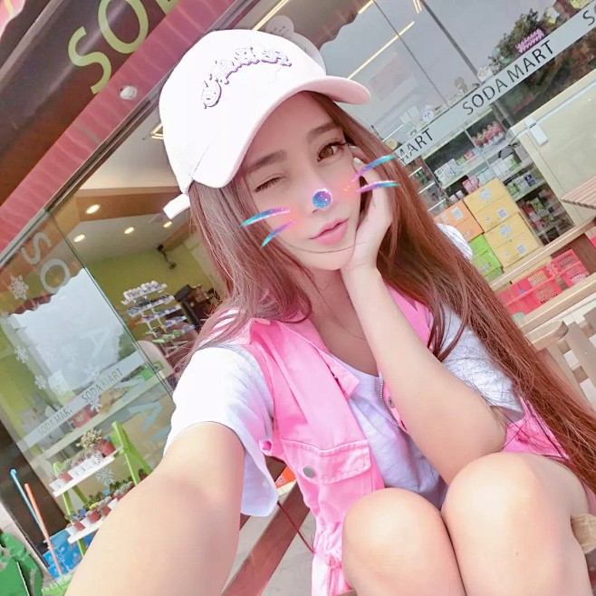戴帽子美女头像