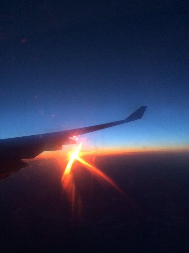 纽约到上海飞的是北极航线,太阳刚出来没多久