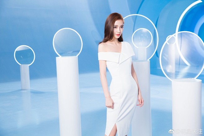 com angelababy广告大片,身着白色礼服,香肩锁骨,身材曲线完美,颜值爆