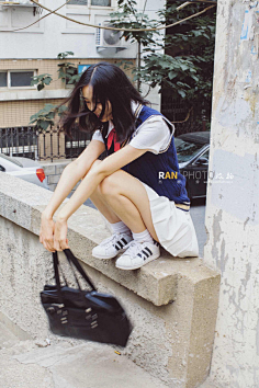 com 小清新女生海边青春写真 白衣飘飘颜值爆表 萨垛拉采集到动作坐着