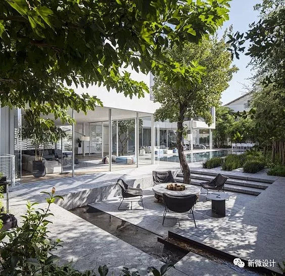 低于地面以下的庭院不同于场地平摊的庭院这种下沉的空间的围合感更强