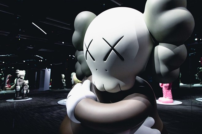 cn 走进 hoca 联办「kaws: along the way」艺术作品展览 hypebeast.