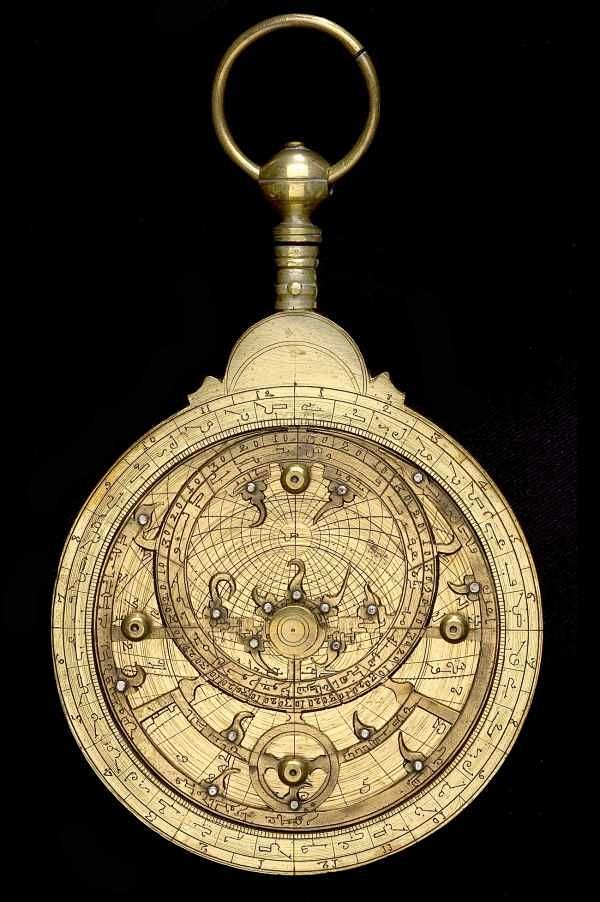 在更加专业精准的仪器出现前,天文学家,占星师和航海家喜爱用星盘来