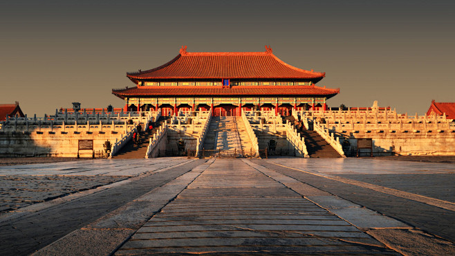 瞻仰白石台基之上的太和殿它有着我国古代建筑中最高等级的重檐庑殿顶