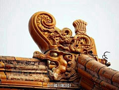 故称之鸱尾,后样式变化,折而向上似张口吞. weibo.com