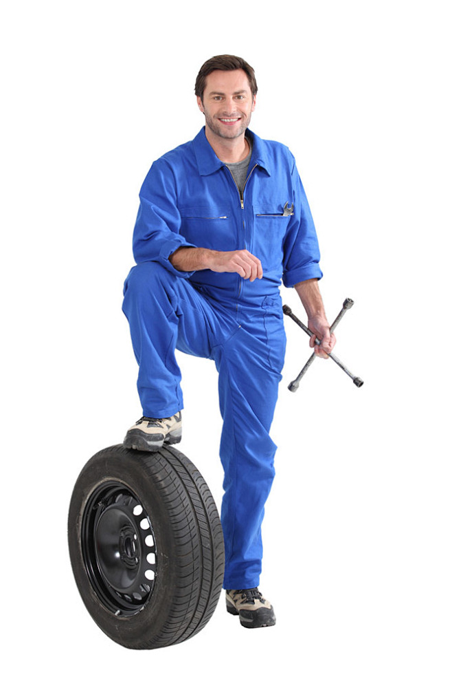 汽车维修工人与轮胎
