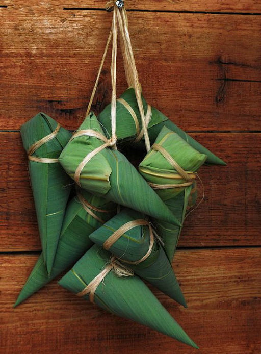 五色新丝缠角粽,金盘送,生绡画扇盘双凤。正是