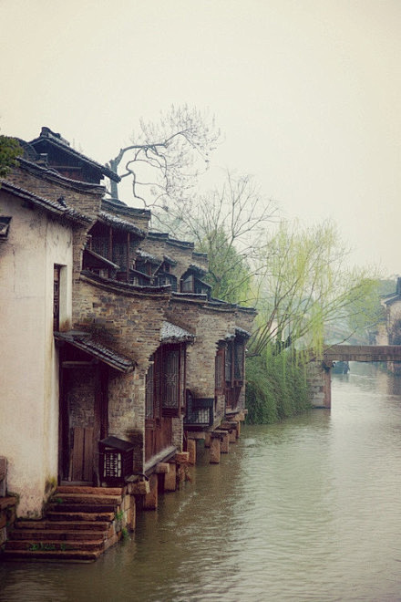 烟雨的江南梦幻的水乡水墨色的砖瓦朦胧的古宅