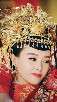 身着凤冠霞帔,铺上十里红妆