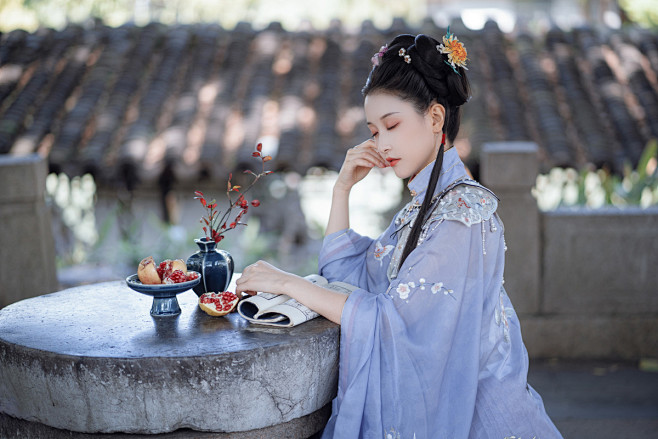 芳草池塘绿阴庭院人像poco摄影人像汉服古风苏州色彩冬日的颜色