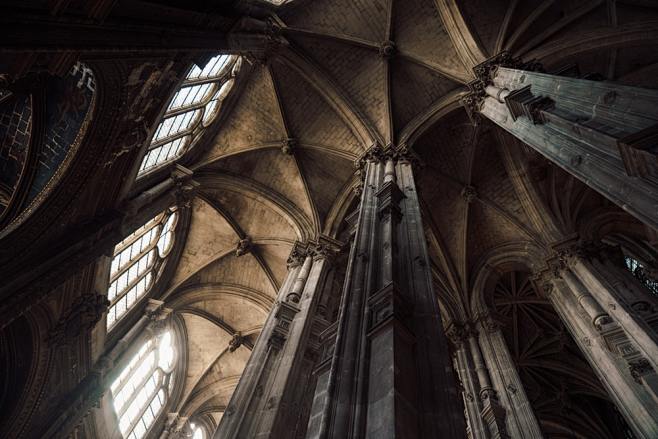 thevaultedceilingofamedievalcathedralwithgothicarchitecture