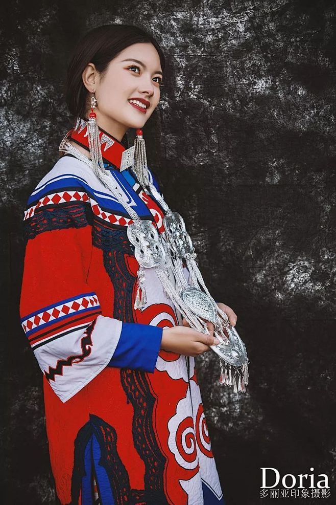 这个彝族女孩的照片传遍了朋友圈看过的人都转发了彝族女孩马宏丽凉山