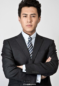 com #靳东# 领针起源于中世纪欧洲,英格兰贵族最早用其固定斗篷.