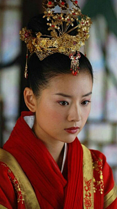 身着凤冠霞帔,铺上十里红妆