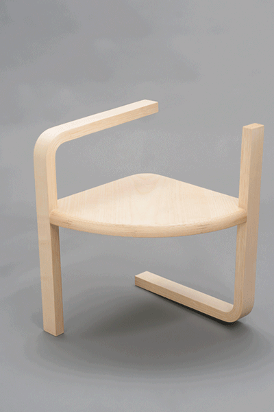 设计师或采用流线型元素,或巧妙地设计了椅子重心