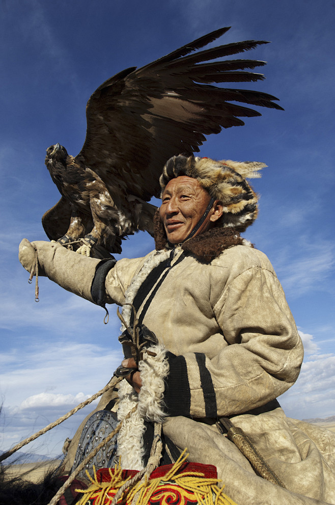 每年都有众多哈萨克族猎人带着他们的猎鹰在阿尔泰山