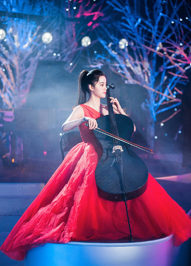 欧阳娜娜拉大提琴表情认真美如天仙!