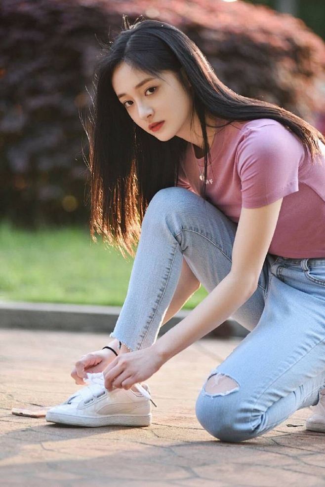 周洁琼的一组清新妆感的初夏写真化身治愈系甜心少女周洁琼身着明艳绿