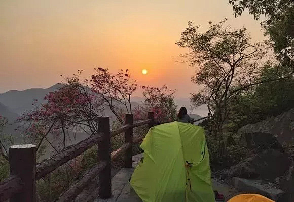 霍山县单龙寺屋脊山