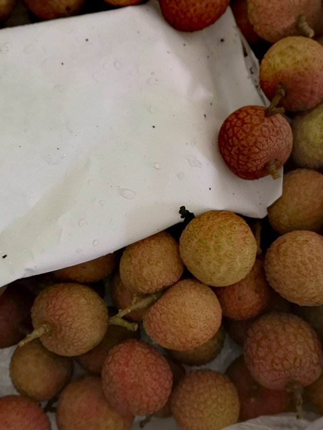 干干净净的 好新鲜哦 个头匀称 皮薄肉厚核小 怎