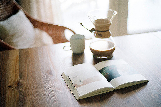 一个午后,一杯咖啡,一缕阳光,一本书.