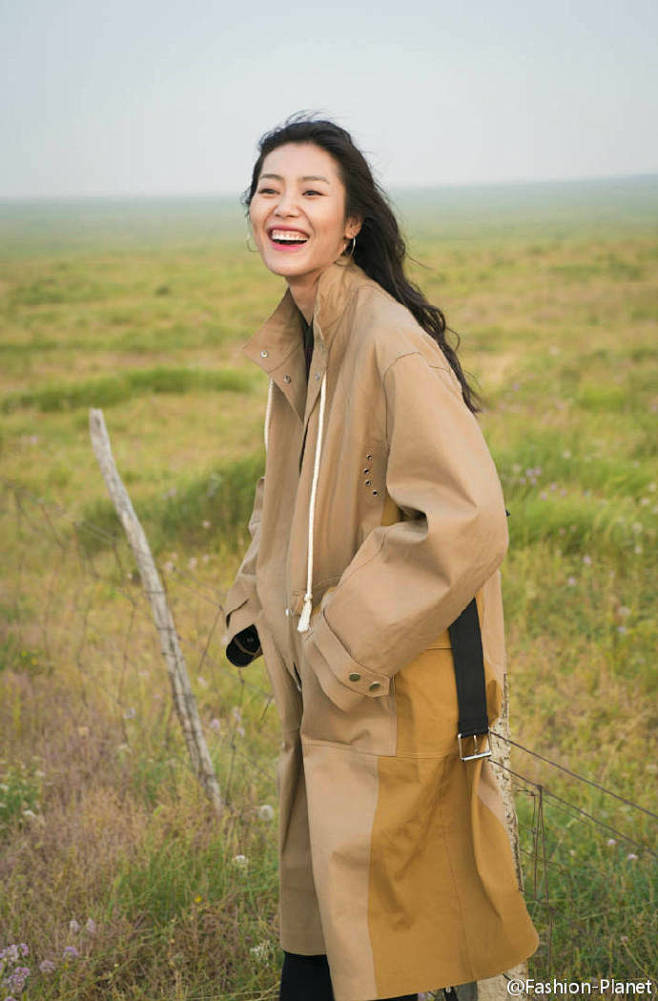 photoshoot一组大表姐刘雯贴近自然的写真喜欢她的随性洒脱和率真抱着