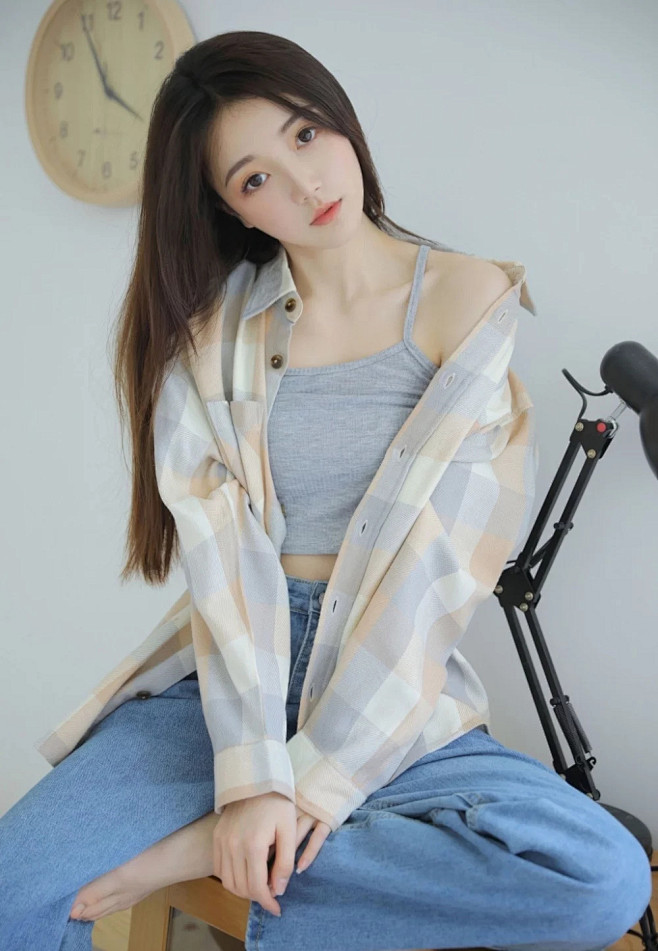 娃娃脸美女低胸吊带细腰美臂白皙且惹火的私人摄影快资讯