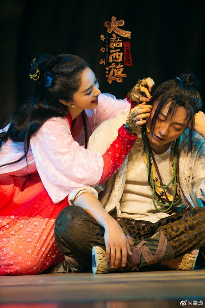 组图:董璇离婚后首演舞台剧 穿红色华服扮紫霞