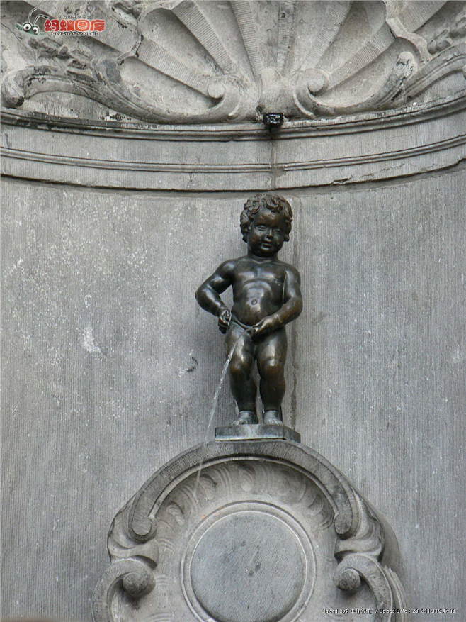 撒尿小孩铜像