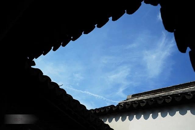 江南民居青砖粉墙黛瓦形成质朴淡雅的风格屋盖是青瓦外墙用砖砌屋顶