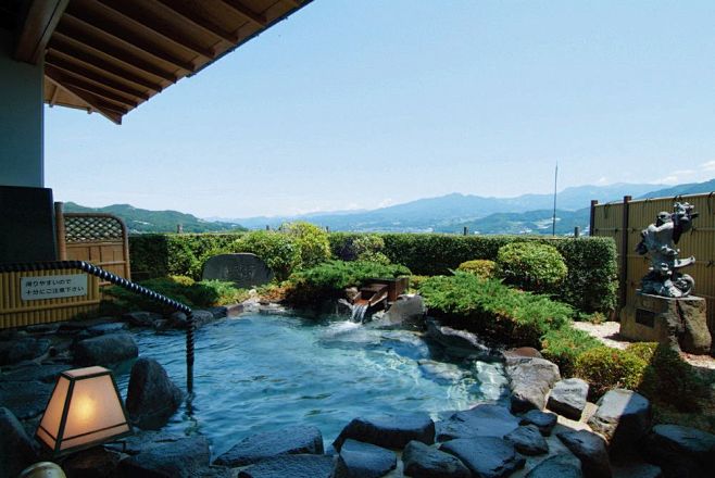 北海道登别温泉泡在露天温泉里看着天空中飘落的点点雪花温泉的热气