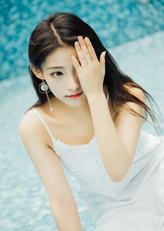 泳池内的中分吊带女神美丽动人5唯美写真4493美女图片