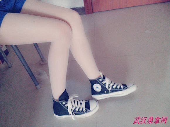【新提醒】帆布鞋丝袜少女自拍照