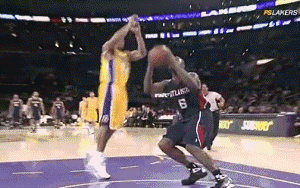 尼玛这个算不算nba最为灭绝性的盖帽之一呢看看场下球员的表情图转