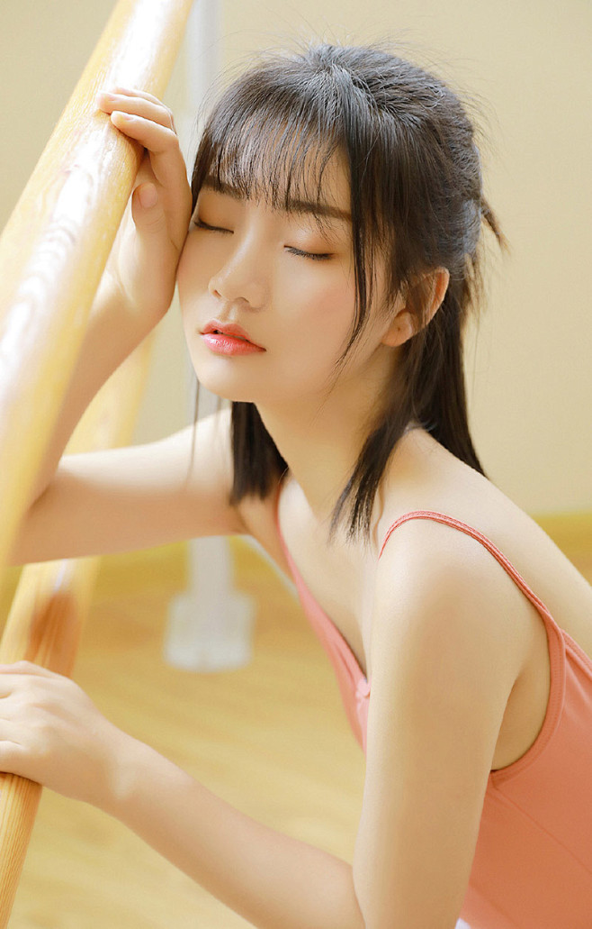 白美女美女吊带性感写真图片_性感美女_美桌用的绳子丝袜吊着图片
