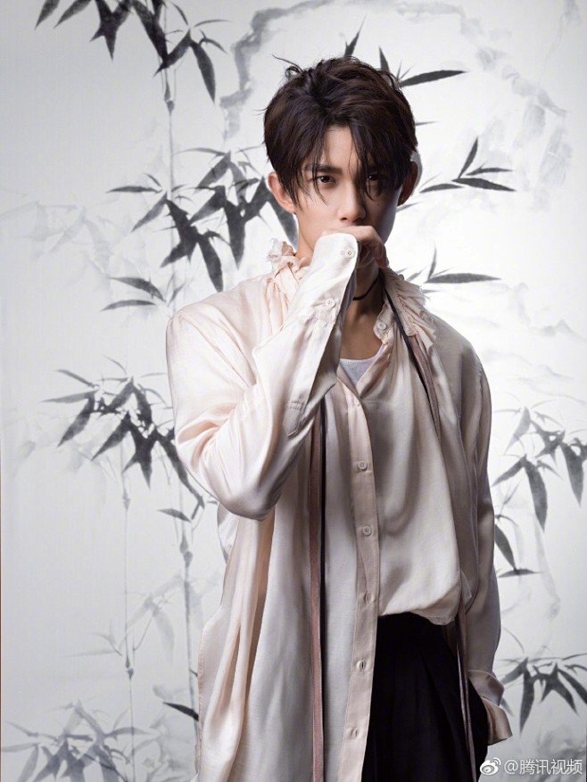 #吴磊# @吴磊LEO 惊蛰曝古风大片,水墨画风映