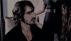 李佩斯leepace在暮光之城破晓中演出流浪吸血鬼garrett一角佩佩的吸血