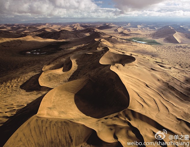 沙丘蜂窝状沙地内蒙古高原的沙漠沙丘的风洞蜂窝状沙丘图片内蒙古高原