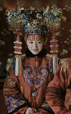 身着凤冠霞帔,铺上十里红妆