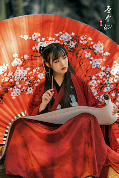 动作古装女拍照