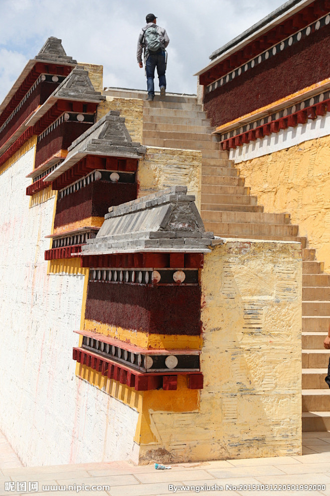 西藏寺庙屋檐传统吉祥宗教喜庆红色黄色檐廊规律异域风情建筑摄影国内