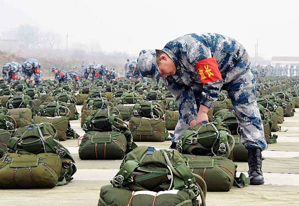 我空降兵唯一机械化作战力量昼夜集群伞降 : 这个旅二级军士长,伞降