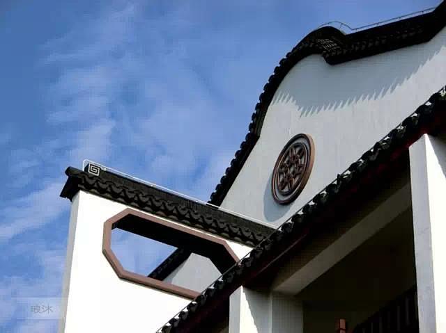 江南民居青砖粉墙黛瓦形成质朴淡雅的风格屋盖是青瓦外墙用砖砌屋顶