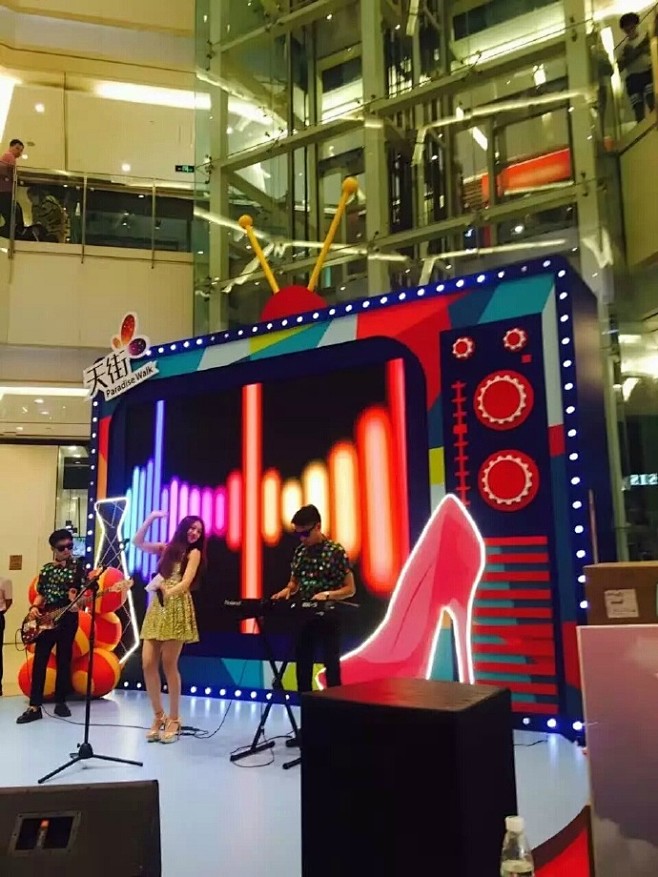 人声鼎沸、人头攒动、应接不暇.所有形容人多