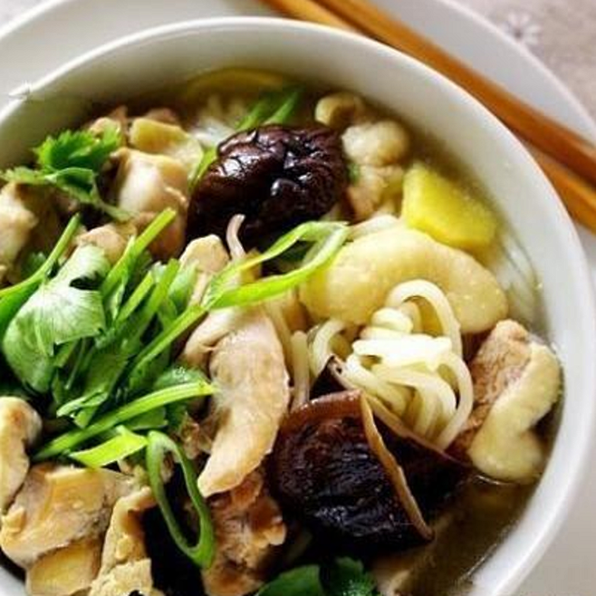 香菇炖鸡面做法鸡腿香菇切块鸡块焯水捞出洗净汤锅里放鸡肉香菇葱姜