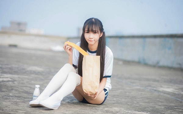 清纯萌妹校园道具play福利写真 白丝湿身上演极致