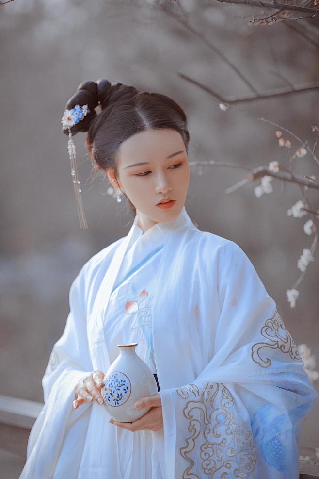 com 苏州原创古装假发饰品采集到古装汉服女 去去复去去, br/>辞君还